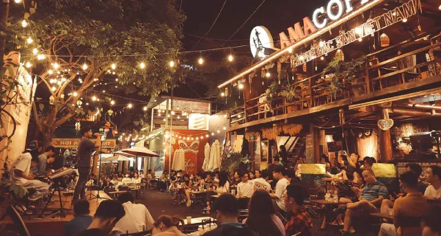 Đường sách cà phê Buôn Ma Thuột 