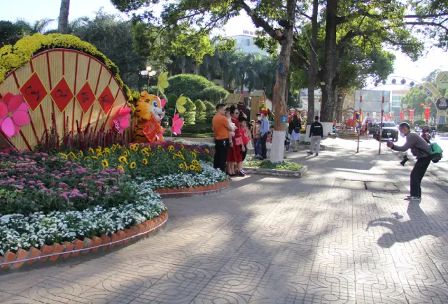Đường hoa Nguyễn Tất Thành