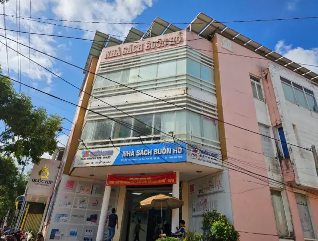 Nhà sách Buôn Hồ